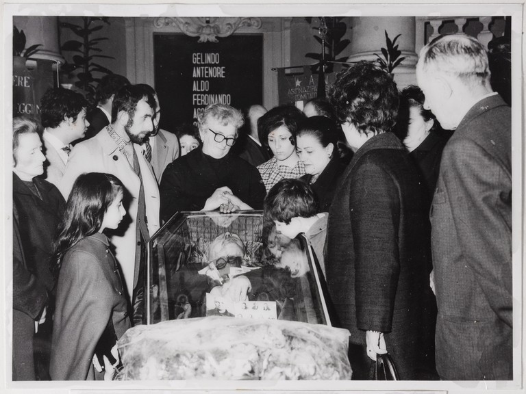 Gattatico-Reggio Emilia, 27-30 marzo 1970, Funerali di Alcide Cervi, camera ardente nella Sala del Tricolore di Reggio Emilia